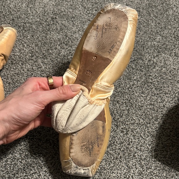 Used pointe shoes - Picture 3 of 5